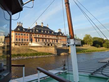Dresden: Mit dem Schiff über die Elbe zum Schloss Pillnitz Dresden: Mit dem Schiff über die Elbe zum Schloss Pillnitz