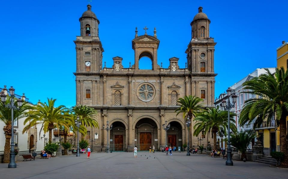The cathedral façade and palm trees in Vegueta, part of the combined tour