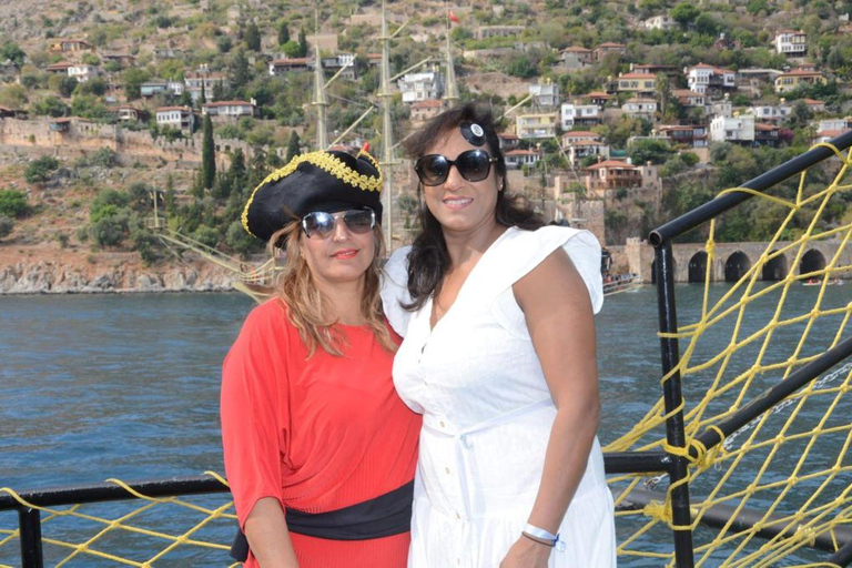 Kuşadası: Sunset Boat Tour with Lunch and Swim Stops