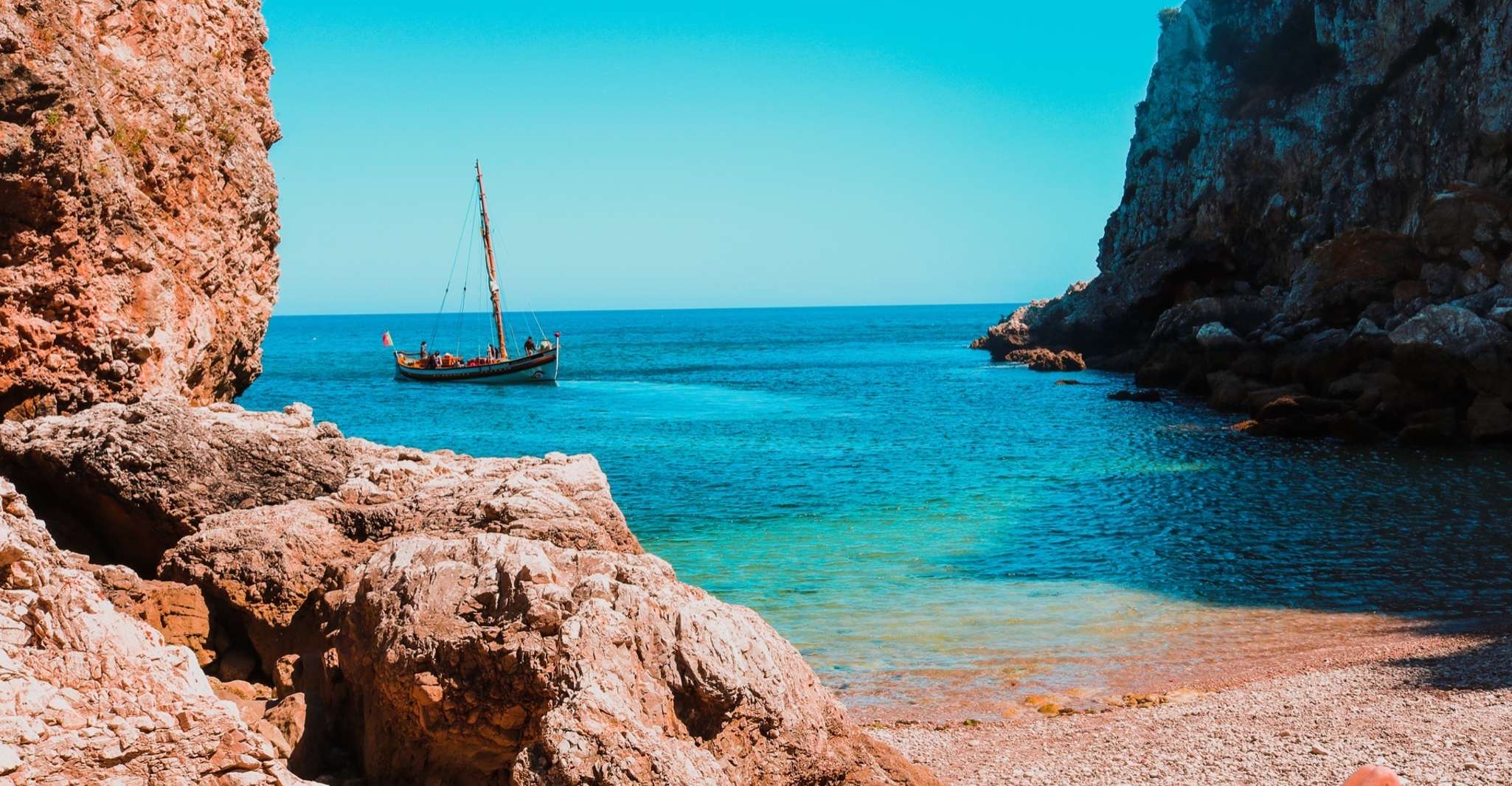 Sesimbra, Arrábida Natural Park Secret Beaches and Caves - Housity