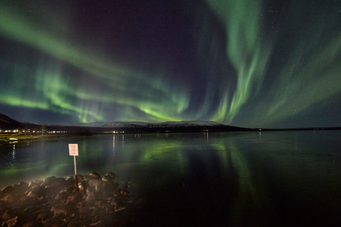 From Reykjavik: Northern Lights and Geothermal Baths Tour