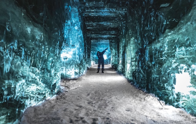 Vanuit Reykjavik: geiser, ijsgrot & sneeuwscooter avontuur