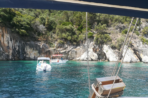 Corfú: crucero en yate privadoCrucero de medio día: salida a las 10:00 a. m.