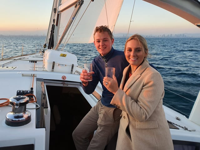 Barcelona: Excursión en velero de 2 horas con aperitivos y bebidas