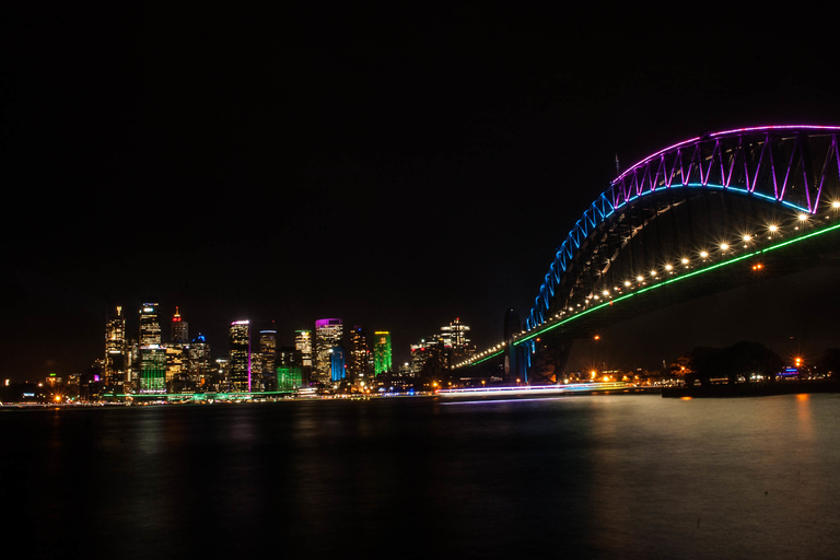 Sydney: Vivid Festival of Light Harbor Cruise with Dinner