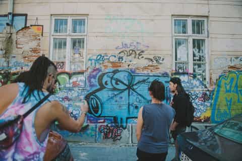 experiencias lonely planet bucarest local street art tour
