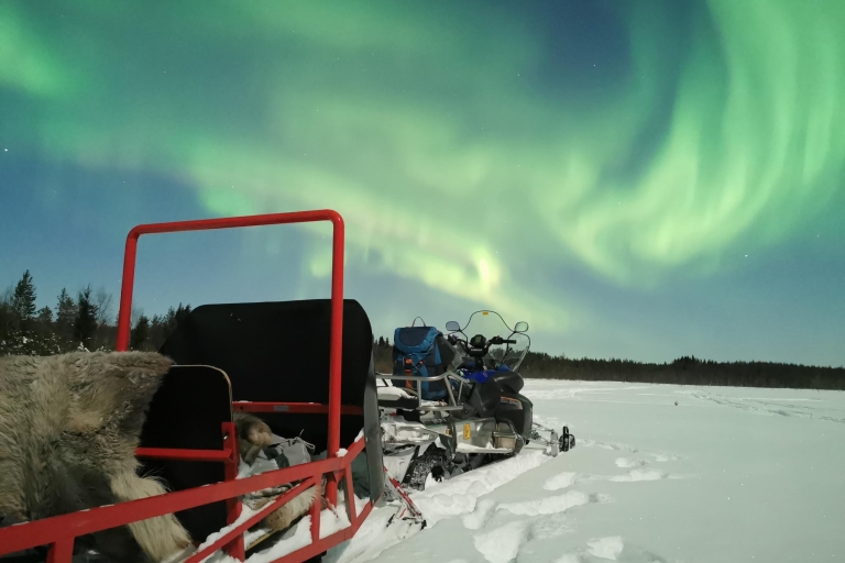 Wyjazd saniami ciągniętymi przez skuter ku zorzy polarnej