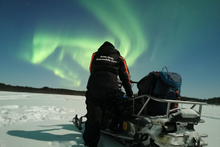 Wyjazd saniami ciągniętymi przez skuter ku zorzy polarnej