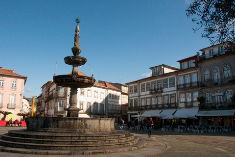 Ab Porto: Guimarães & Braga - Tour mit Tickets & MittagessenAb Porto: Guimarães & Braga Tour mit Eintritt zu Denkmälern