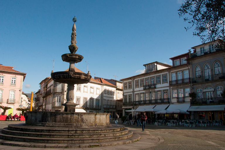 Ab Porto: Guimarães & Braga - Tour mit Tickets & MittagessenAb Porto: Guimarães & Braga Tour mit Eintritt zu Denkmälern