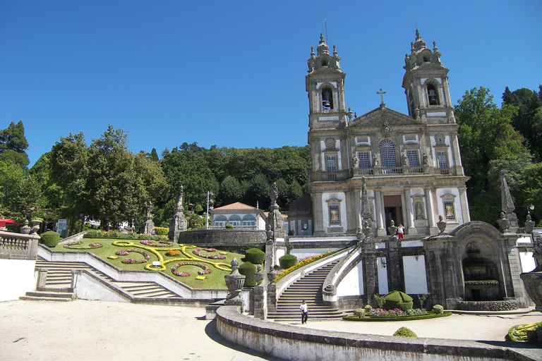 Ab Porto: Guimarães & Braga - Tour mit Tickets & MittagessenAb Porto: Guimarães & Braga Tour mit Eintritt zu Denkmälern