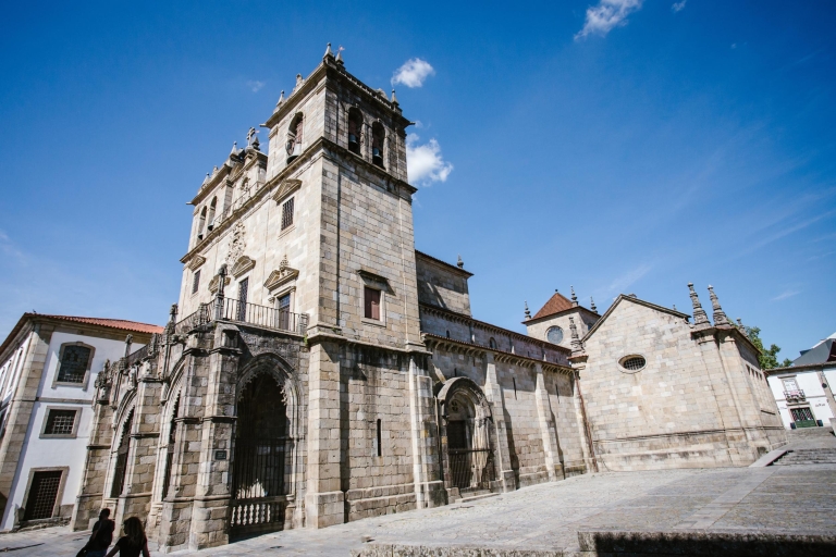 Ab Porto: Guimarães & Braga - Tour mit Tickets & MittagessenAb Porto: Guimarães & Braga Tour mit Eintritt zu Denkmälern