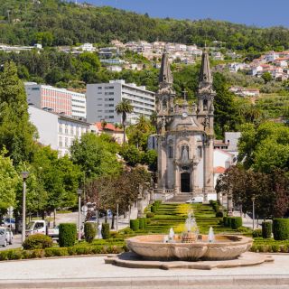 Ab Porto: Guimarães & Braga - Tour mit Tickets & Mittagessen