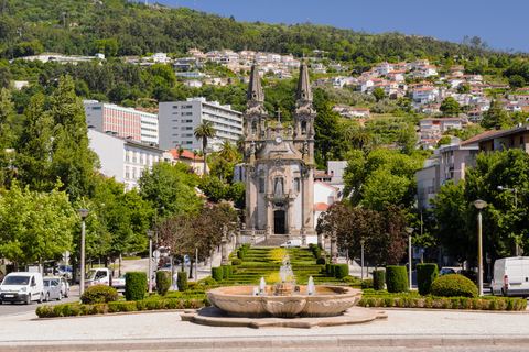 Ab Porto: Guimarães & Braga - Tour mit Tickets & MittagessenAb Porto: Guimarães & Braga Tour mit Eintritt zu Denkmälern