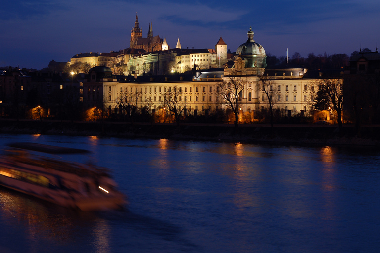 Praga: City Tour y cena crucero de 3 horas con recogida en el hotelPraga por la noche: 4 horas travesía de la cena y Microbús tour