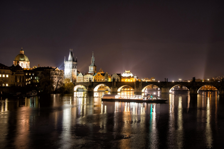 Praag: stadstour en 3-uur durende rondvaart met hotelovernamePrague By Night: 4 uur Dinner Cruise en Minibus Tour