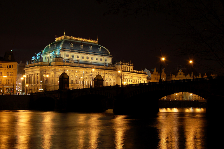 Praga: City Tour y cena crucero de 3 horas con recogida en el hotelPraga por la noche: 4 horas travesía de la cena y Microbús tour