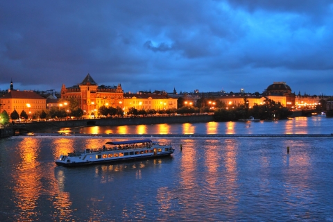 Prag: City-Tour und Dinner-Schifffahrt mit HotelabholungPrag bei Nacht: 4-stündige Dinner-Schifffahrt & Minibus-Tour