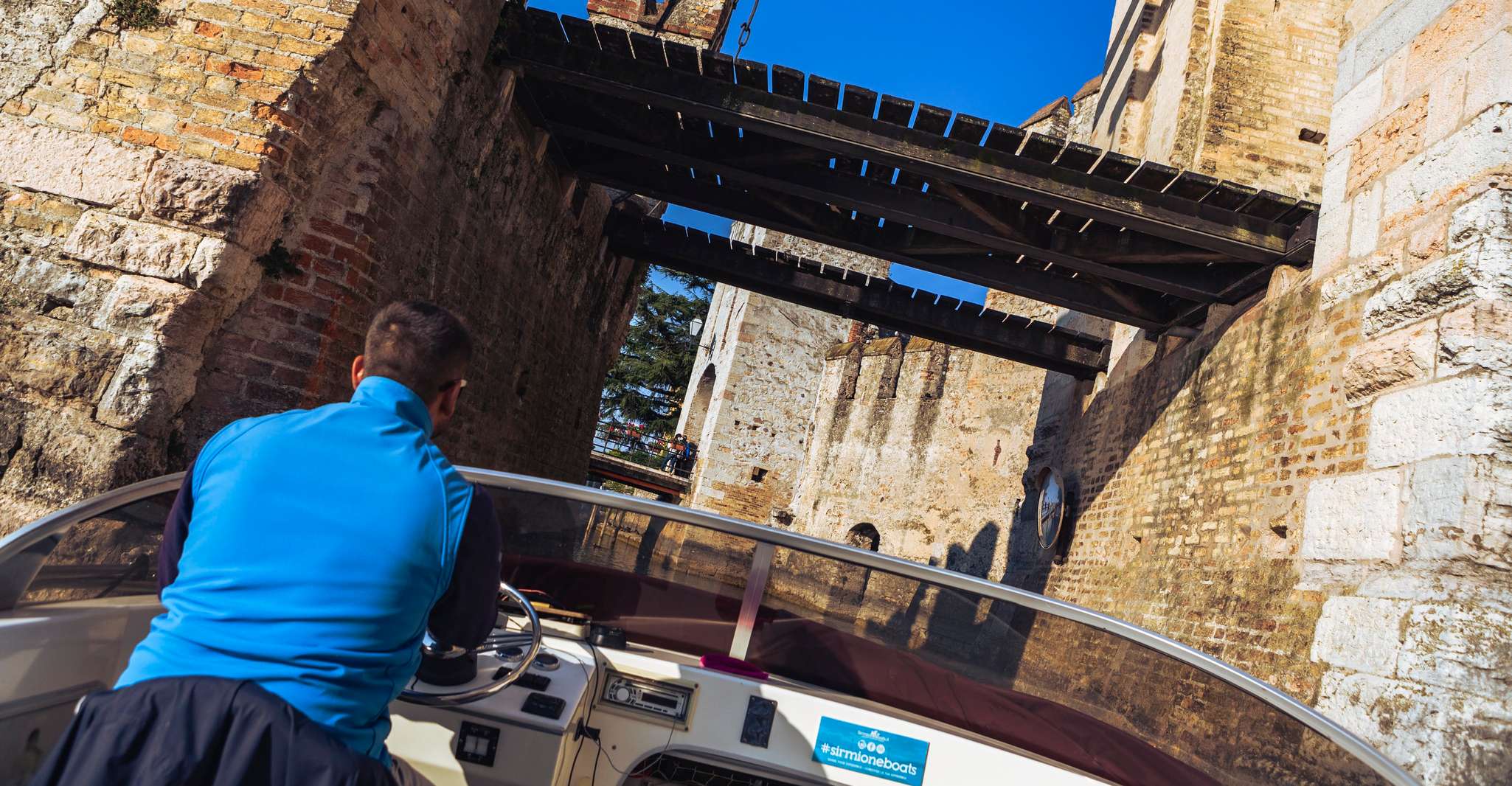 سيرميليون، 25 دقيقة رحلة بحرية حول شبه الجزيرة - Hizvo