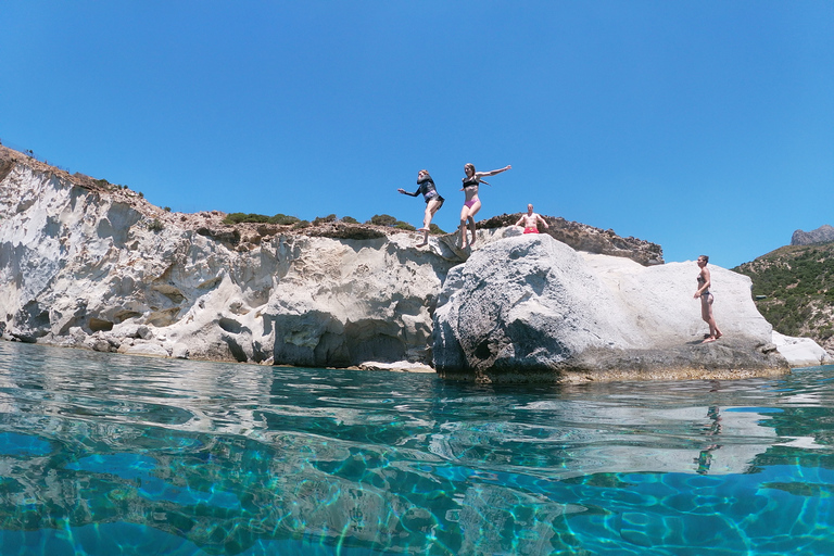 Adamantas: crucero turístico en velero por MilosDescubre West Milos y cuevas: crucero en velero en grupo pequeño