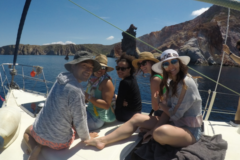 Adamantas : croisière touristique en voilier à MilosOuest de Milos et grottes : voilier en petit groupe