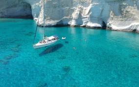 Adamantas: Milos Sightseeing Sailboat Cruise