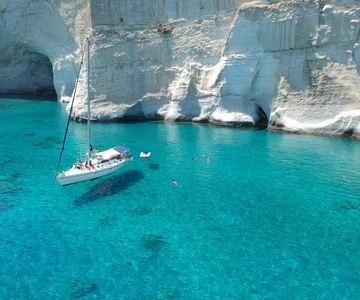 Adamantas: Milos Sightseeing Sailboat Cruise