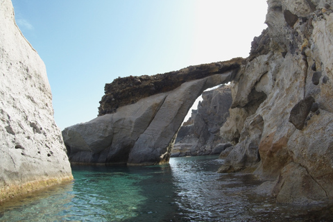 Adamantas: crucero turístico en velero por MilosDescubre West Milos y cuevas: crucero en velero en grupo pequeño