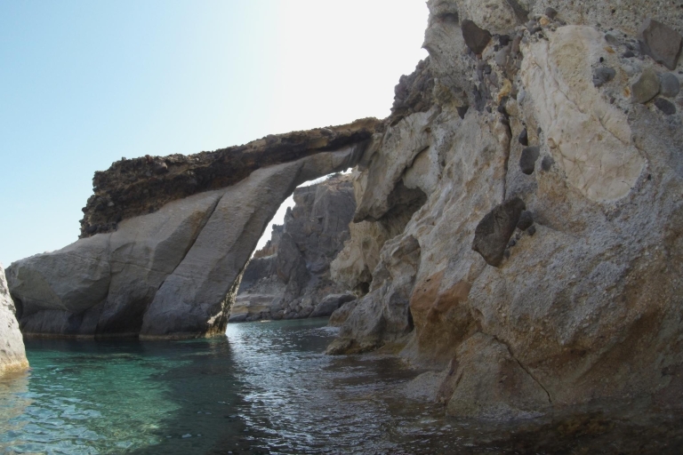 Adamantas : croisière touristique en voilier à MilosOuest de Milos et grottes : voilier en petit groupe