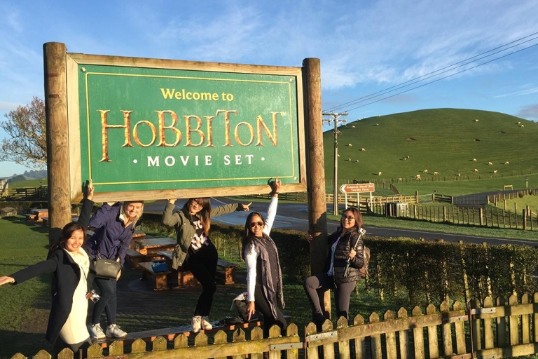 Auckland: tournage du film Hobbiton et visite du petit groupe Waitomo