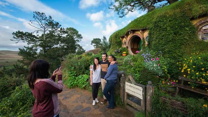 hobbiton movie set small group tour from auckland (return)