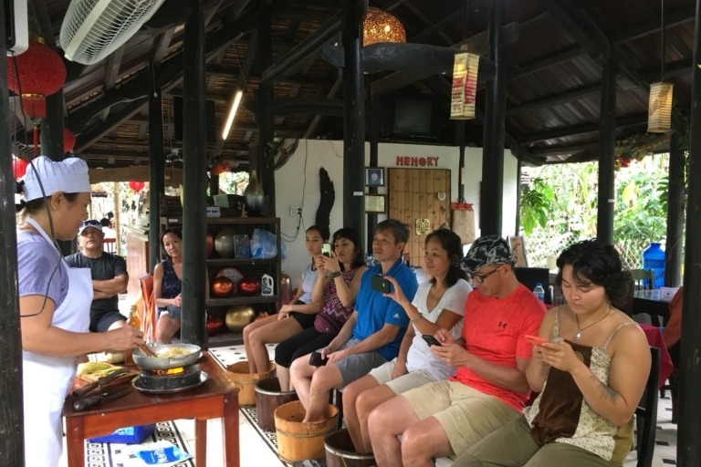 Hue: visite à vélo du village de Thuy Bieu avec déjeuner