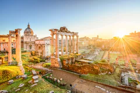 Colosseum: Tour with Live Guide in French