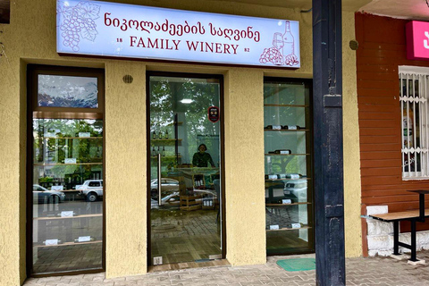 Kutaisi : dégustation de vins dans une cave familialeKoutaïssi : Dégustation de vins dans une cave familiale