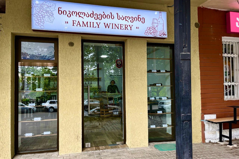 Kutaisi : dégustation de vins dans une cave familialeKoutaïssi : Dégustation de vins dans une cave familiale