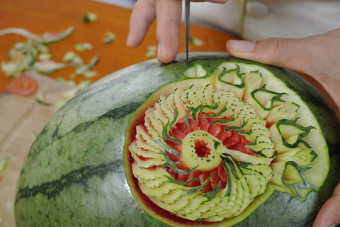 Bangkok: Cours professionnel de sculpture sur fruits et légumes thaïlandaisCours de sculpture d'une journée