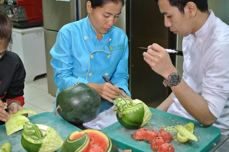 Bangkok: Cours professionnel de sculpture sur fruits et légumes thaïlandaisCours de sculpture d'une journée