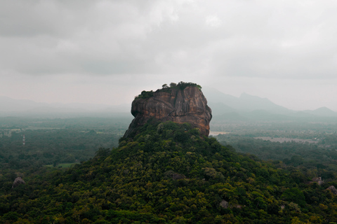 De Colombo: visite privée d'une journée à Sigiriya et DambullaVisite privée d'une journée