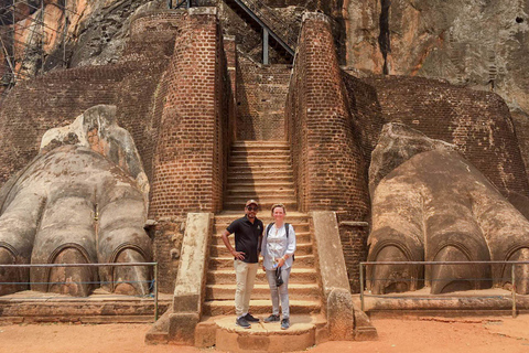 De Colombo: visite privée d'une journée à Sigiriya et DambullaVisite privée d'une journée