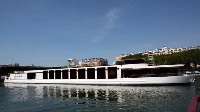 paris romantic cruise with 3course dinner on seine river