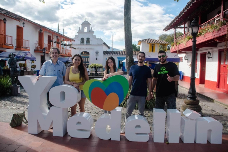 Medellin: Bike City Tour z lokalnymi degustacjami potraw i napojówWycieczka po mieście z rowerem elektrycznym