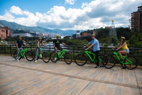 Medellin: visite de la ville à vélo avec dégustations de plats et de boissons locauxVisite nocturne de la ville avec vélo classique