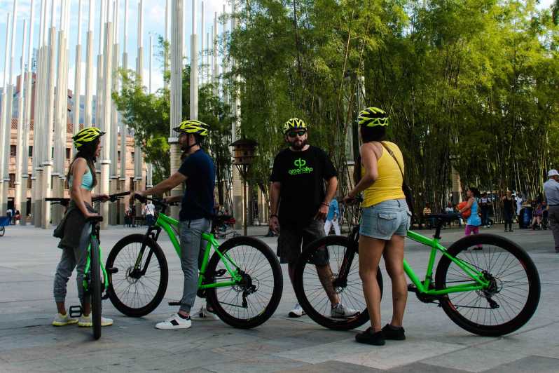 Medellín: City Tour de bicicleta com degustações de comidas e bebidas locais