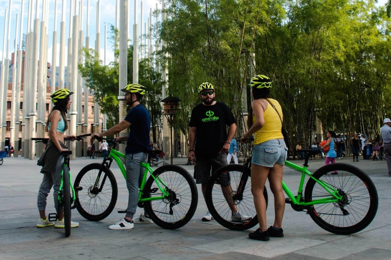 Medellin: Fahrrad-Stadtrundfahrt mit Verkostungen lokaler Speisen und GetränkeNachttour mit klassischem Fahrrad