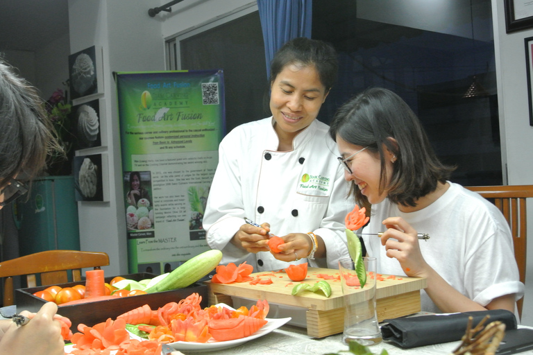 Bangkok: Cours professionnel de sculpture sur fruits et légumes thaïlandaisCours de sculpture d'une journée