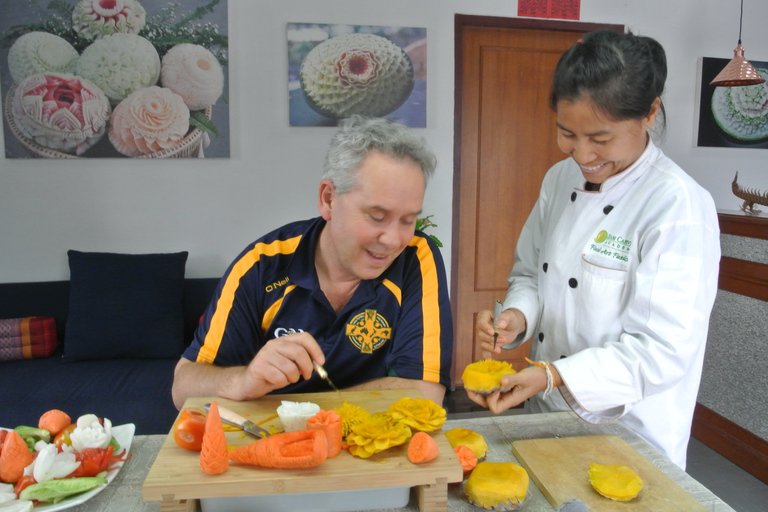 Bangkok: Cours professionnel de sculpture sur fruits et légumes thaïlandaisCours de sculpture d'une journée