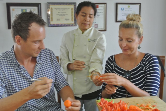 Visit Bangkok Professional Thai Fruit and Vegetable Carving Class in Pathum Thani