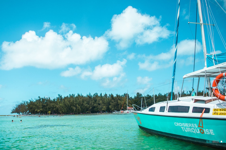 Mauricio: Crucero en catamarán desde Bluebay a Ile aux CerfsTour con traslados