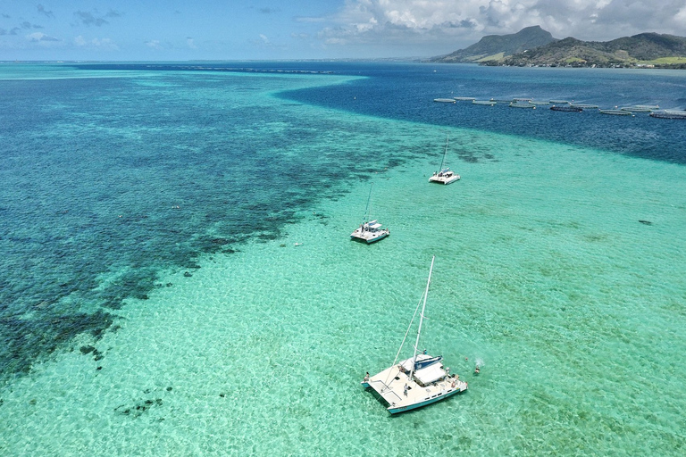 Mauritius: Katamaranfahrt von Blue Bay zur Île aux CerfsTour mit Abholung und Rücktransfer