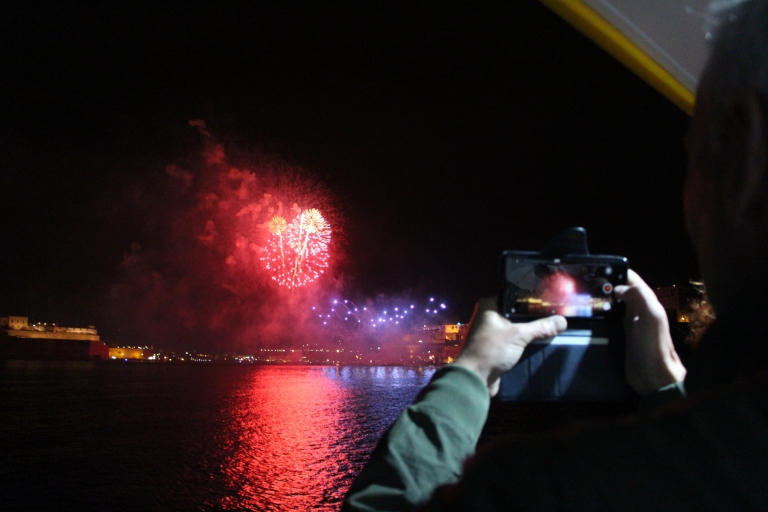 Bugibba: Festival de fuegos artificiales de Malta desde un crucero en catamaránEstándar: SEA Adventure Festival de fuegos artificiales de Malta
